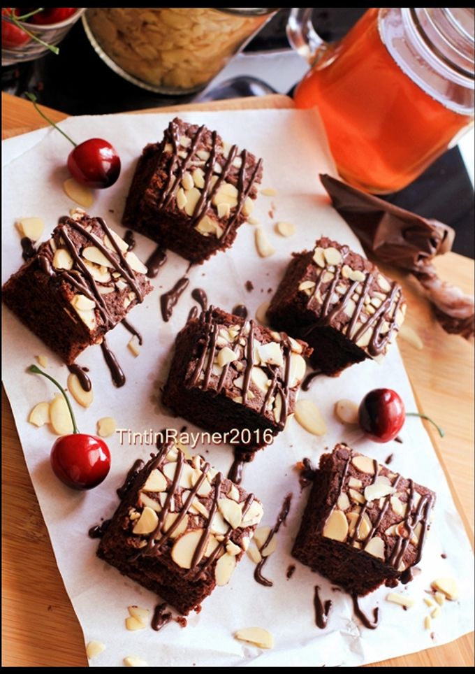Foto resep BROWNIES COKLAT Panggang Klasik no Mixer untuk adik tersayang :)