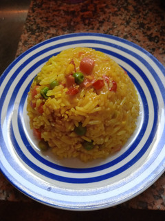 Una foto de Timbal de arroz con mix de vegetales y cúrcuma 🥕🌽☘️🎊🌰🌶️🧄🫑