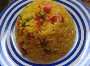 Una foto de Timbal de arroz con mix de vegetales y cúrcuma 🥕🌽☘️🎊🌰🌶️🧄🫑
