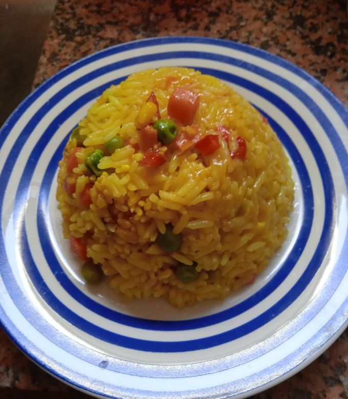 Una foto de Timbal de arroz con mix de vegetales y cúrcuma 🥕🌽☘️🎊🌰🌶️🧄🫑