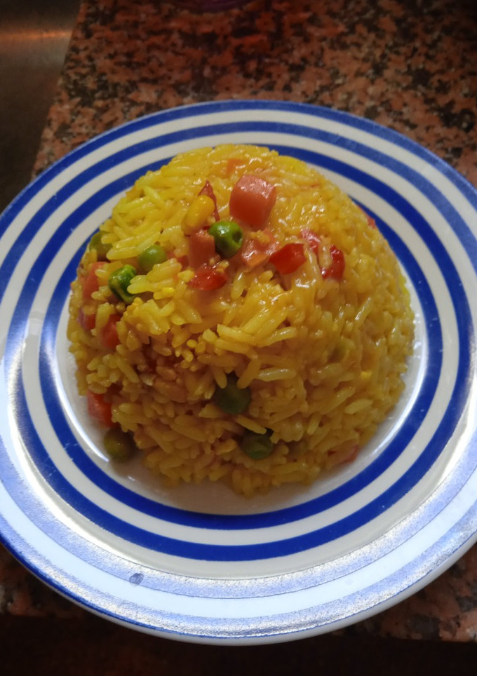 Una foto de Timbal de arroz con mix de vegetales y cúrcuma 🥕🌽☘️🎊🌰🌶️🧄🫑