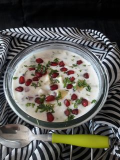 રો બનાના અને દાડમ નું રાઇતું (Raw Banana Pomegranate Raita Recipe In Gujarati) રેસીપી મુખ્ય ફોટો
