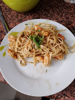 Una foto de Tallarines con gambas al ajillo