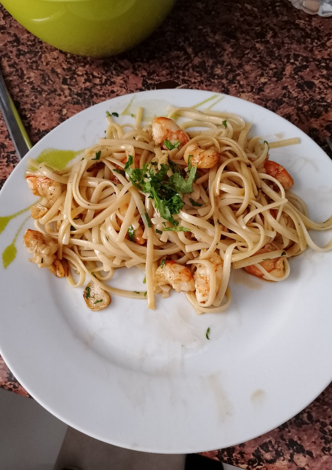 Una foto de Tallarines con gambas al ajillo