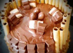 Une photo de Layer cake chocolat/noisette, crêpes dentelles & pralinoise