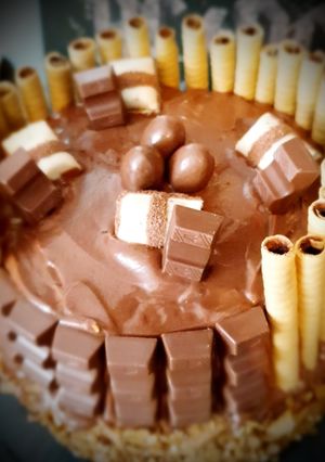 Une photo de Layer cake chocolat/noisette, crêpes dentelles & pralinoise