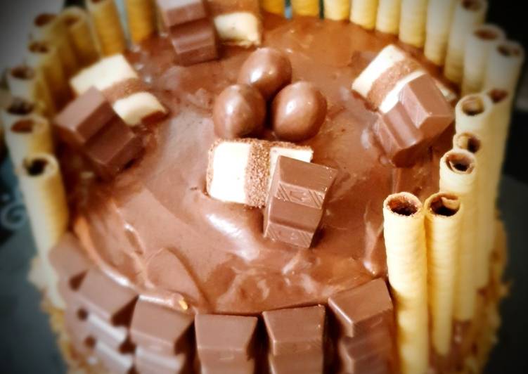 Comment Servir Layer cake chocolat/noisette, crêpes dentelles &amp; pralinoise