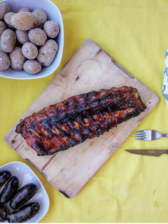 Una foto de Costillas patatas y morcilla