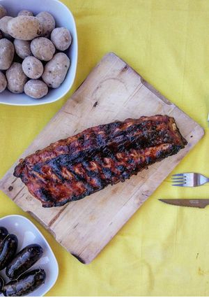 Una foto de Costillas patatas y morcilla