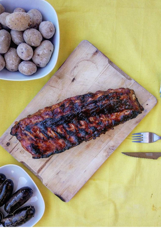 Una foto de Costillas patatas y morcilla