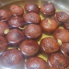 A picture of Gulab jamun.