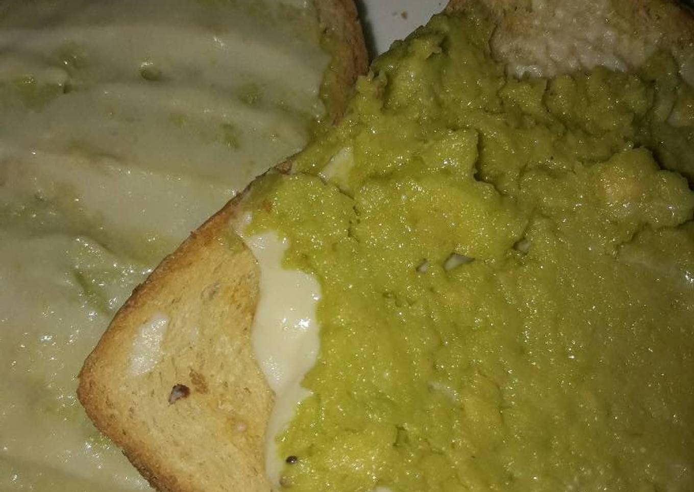 Tostada de aguacate con queso cabra y miel de eucalipto