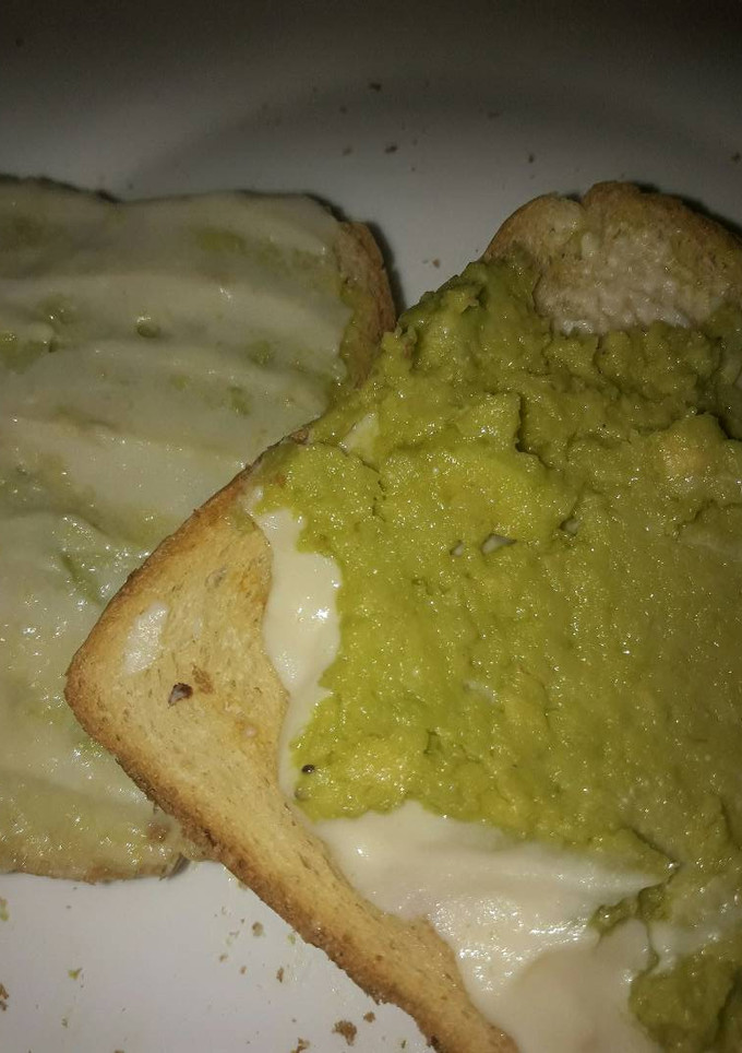 Una foto de Tostada de aguacate con queso cabra y miel de eucalipto