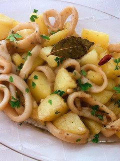 Una foto de Calamares al ajillo con patatas