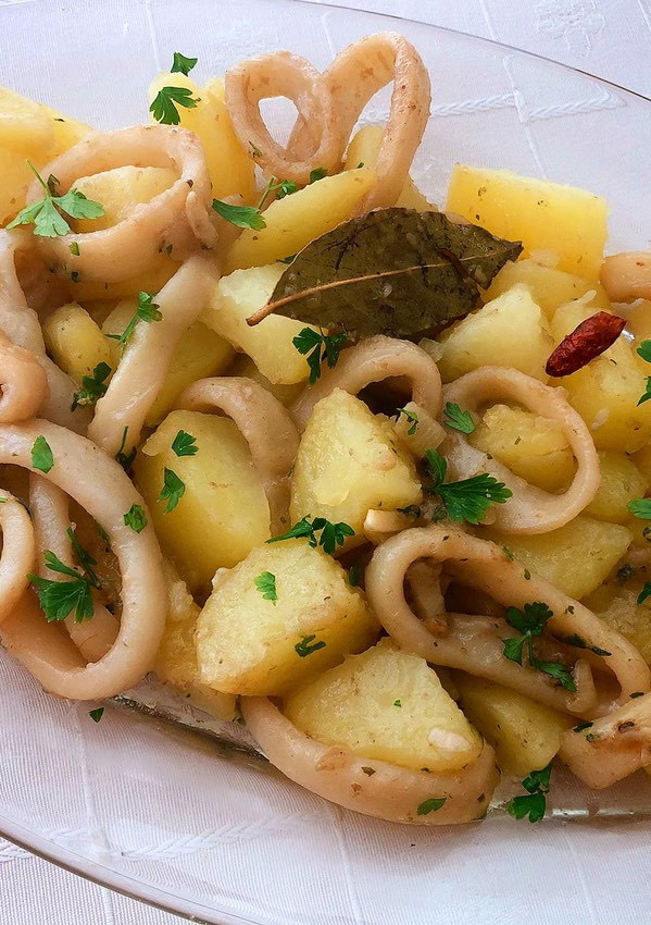 Una foto de Calamares al ajillo con patatas