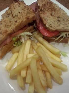 Una foto de Sándwich de jamón con queso