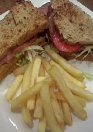 Una foto de Sándwich de jamón con queso