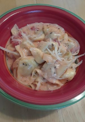 A picture of Tortellini with a Creamy Tomato Basil Sauce.
