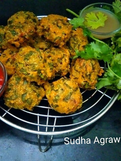 पालक मूंग दाल पकौड़े (palak moong dal pakode recipe in Hindi) रेसिपी मुख्य फोटो