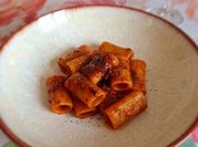 Una foto di aglio olio e peperoncino