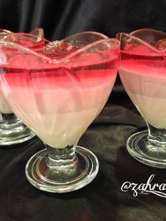 عکسی از دستور پودینگ وانیلی و توت فرنگی دو رنگ به همراه ژله