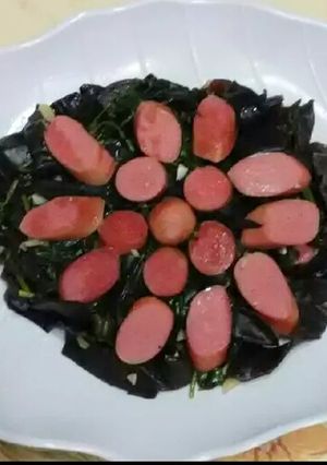 Foto resep Tumis kangkung dengan jamur kuping dan sosis