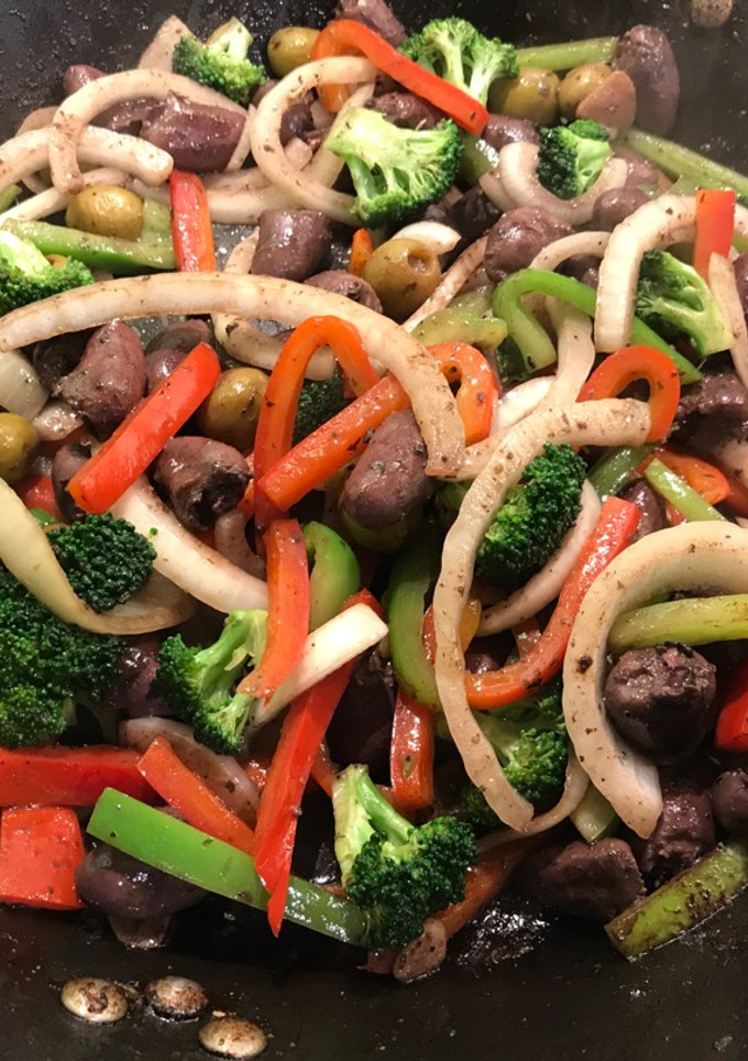 Una foto de Corazón de Pollo con vegetales y brócolis