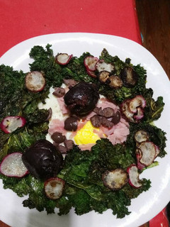 Una foto de Ensalada tibia de kale