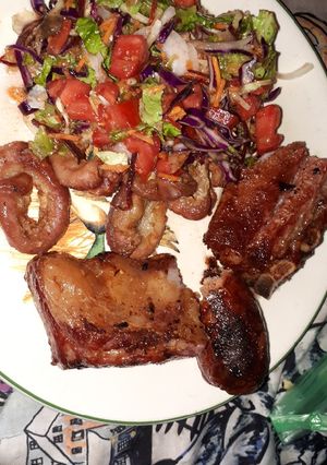 Una foto de Chinchulines, chorizos y cerdo