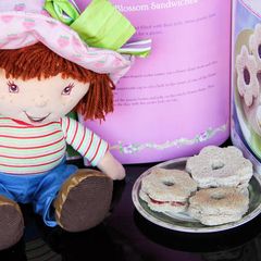 A picture of Flower Blossom Sandwiches.