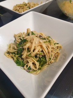 Una foto de Pasta con salsa de trufa negra y rúcula