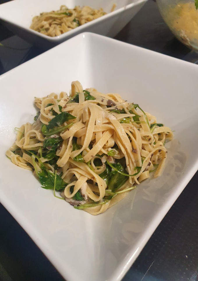 Una foto de Pasta con salsa de trufa negra y rúcula