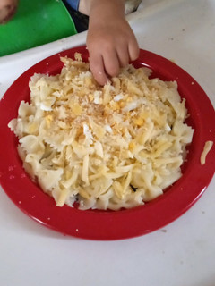 Una foto de Fideos con huevo, queso y nuez 🌰