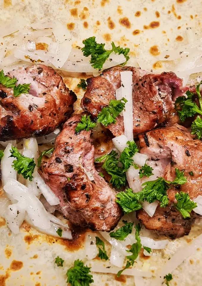 Шашлики з маринованою цибулею на лаваші
