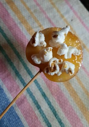 Una foto de Rodajas de manzana con pochoclos