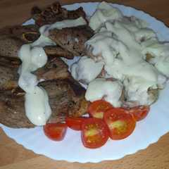 Una foto de Chuletas de cordero con champiñones y bechamel