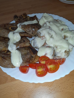 Una foto de Chuletas de cordero con champiñones y bechamel