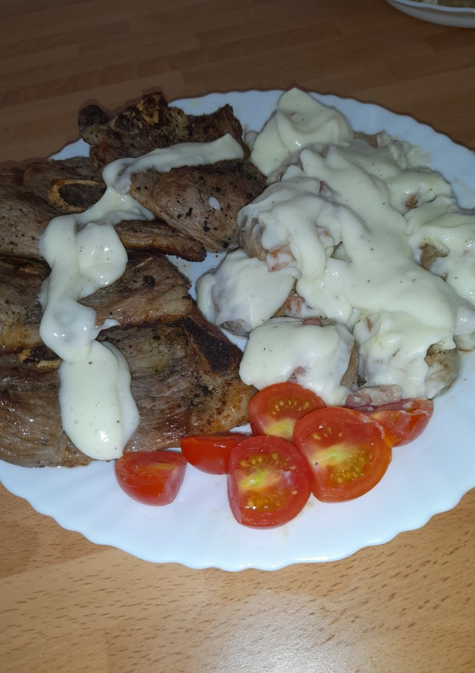 Una foto de Chuletas de cordero con champiñones y bechamel
