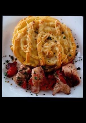 Una foto de Canasta de papa y Mozzarella al horno con Brochette de pollo