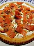 Crostata salata Philadelphia, salmone e granella di pistacchio
