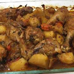 Una foto de Muslos de pollo con vegetales