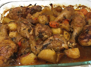 Una foto de Muslos de pollo con vegetales