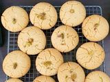 પિસ્તા નાનખટાઇ (Pista Nankhatai Recipe In Gujarati)