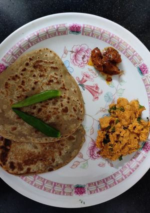 बेसन की सब्जी और दशमी(besan ki sabji aur dashmi recipe in hindi) रेसिपी मुख्य फोटो
