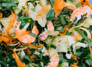 Hình của món Vào bếp cùng con: gỏi tôm khế lá lốt càng cua vườn nhà ba.