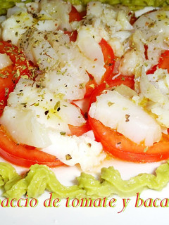 Una foto de Carpaccio de tomate y bacalao con guacamole