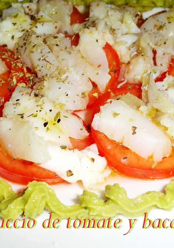 Una foto de Carpaccio de tomate y bacalao con guacamole