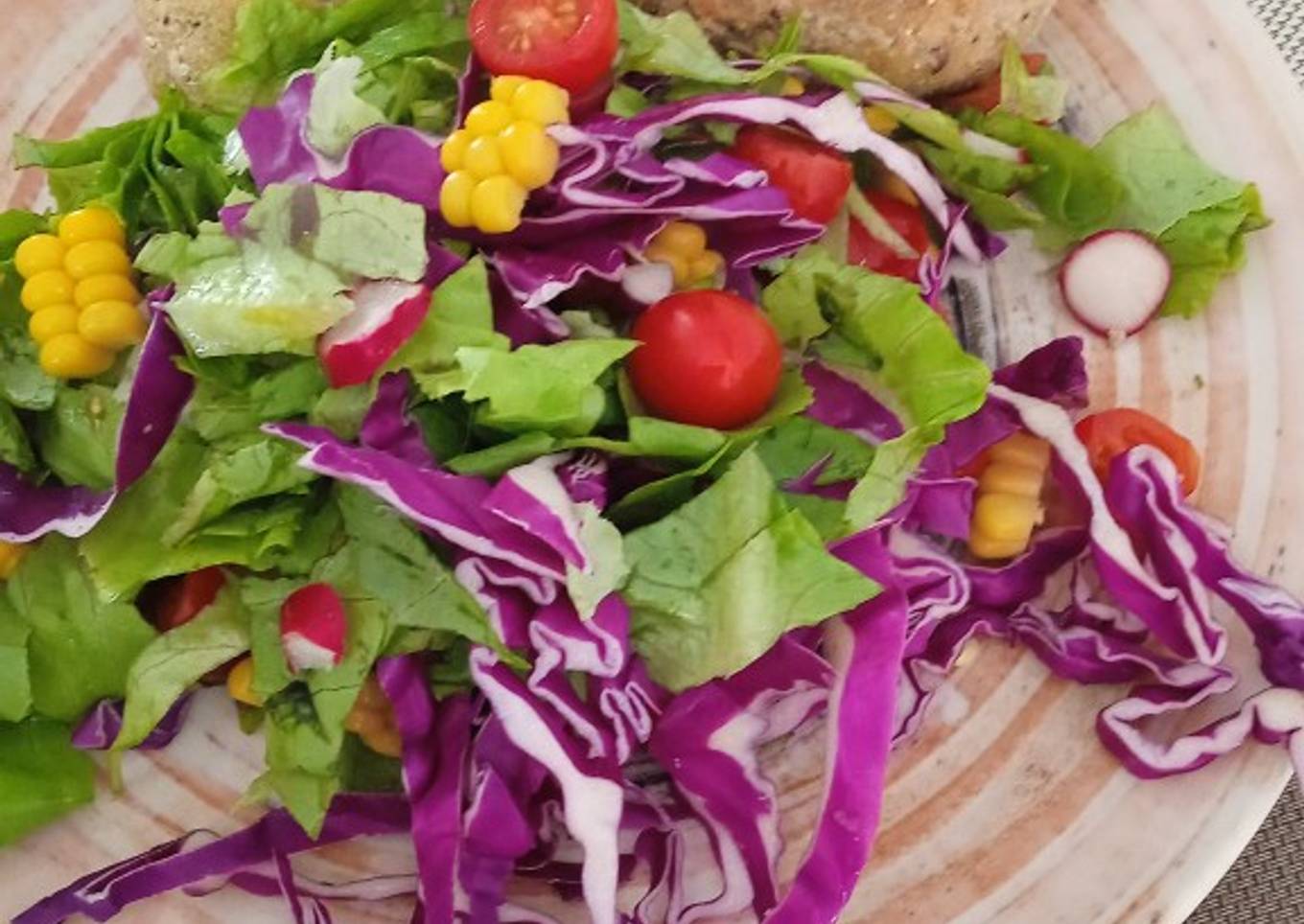 Croquetas de arroz y espinacas con ensalada colorida