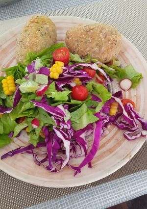 Una foto de Croquetas de arroz y espinacas con ensalada colorida