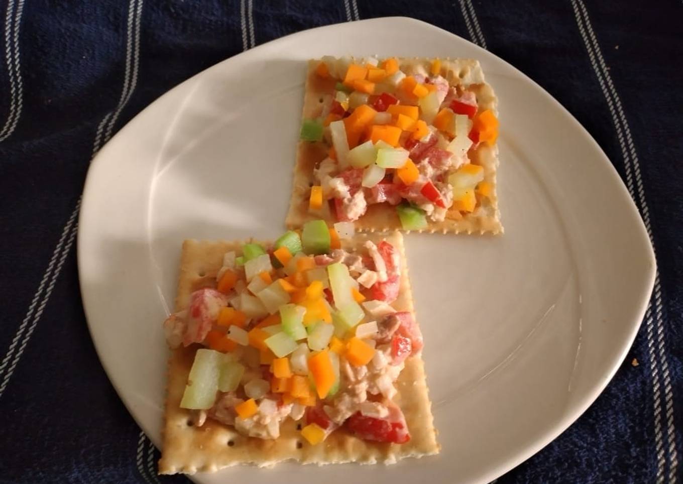 Ensalada con mayonesa servida en saladitas